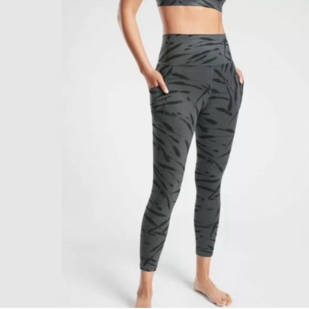 Athleta Salutation Stash Pocket II Zebra 7/8 Tight Size Medium